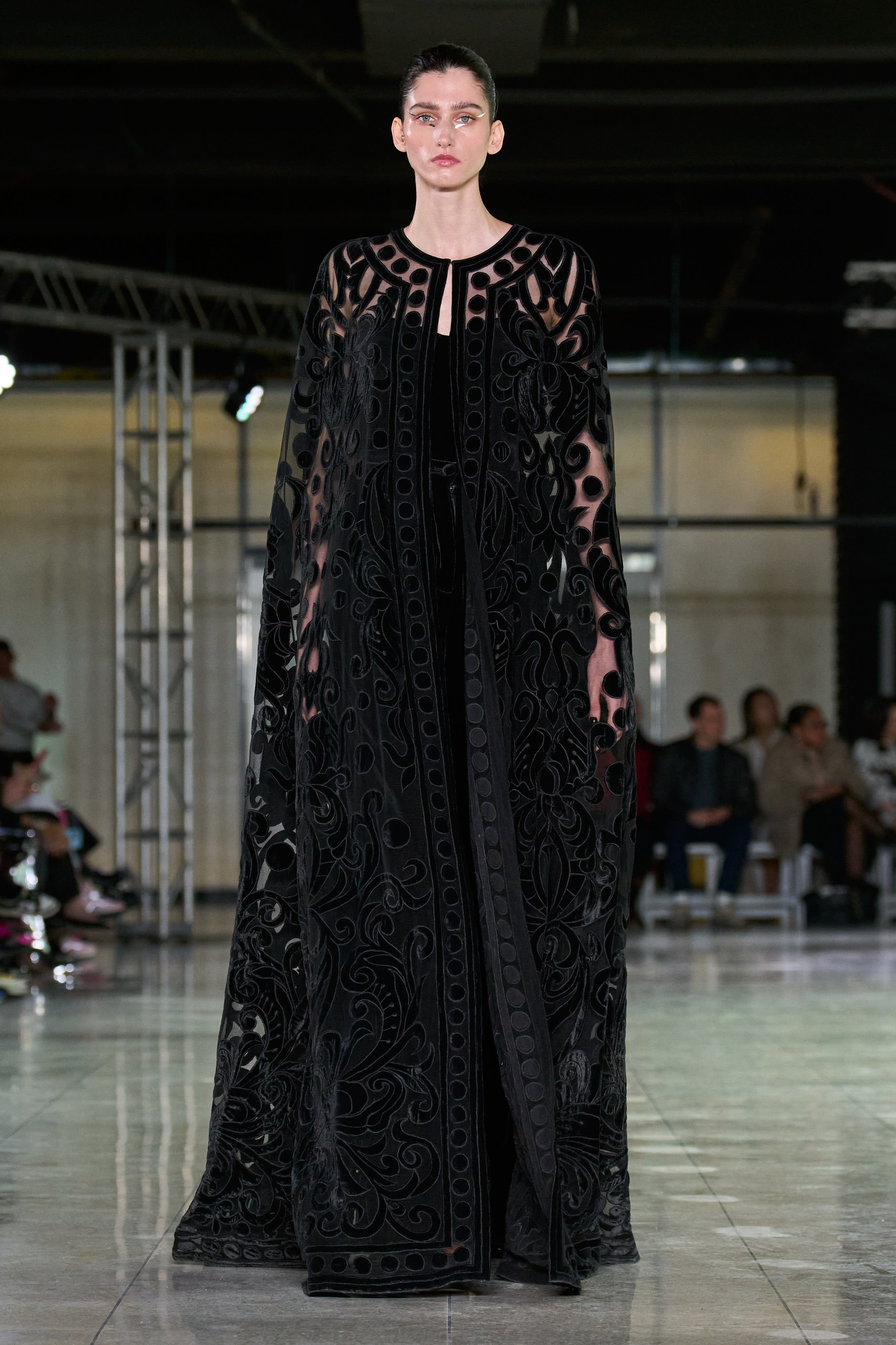 VELVET EMBROIDERED CAPE Naeem Khan VELVET EMBROIDERED CAPE Naeem Khan